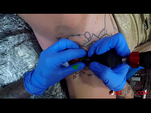 ❤️ Extreem getatoeëerde hottie Sully Savage kreeg een tatoeage op haar clitoris ❤️❌ Super porn at us nl.teenactivewear.ru ❤